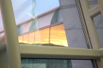 仁川国際空港　朝焼けが窓に映る